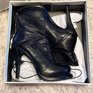 ELIZABETH & JAMES PEBBLED LEATHER HEELED BOOTIES, BLACK, SIZE 9.5